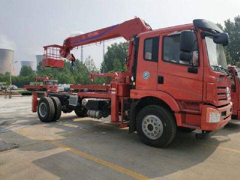點(diǎn)擊查看詳細(xì)信息<br>標(biāo)題：6.3噸大運(yùn)隨車(chē)吊 閱讀次數(shù)：1602