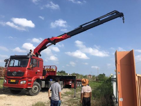 點擊查看詳細信息<br>標題：30噸折臂吊 閱讀次數(shù)：2423
